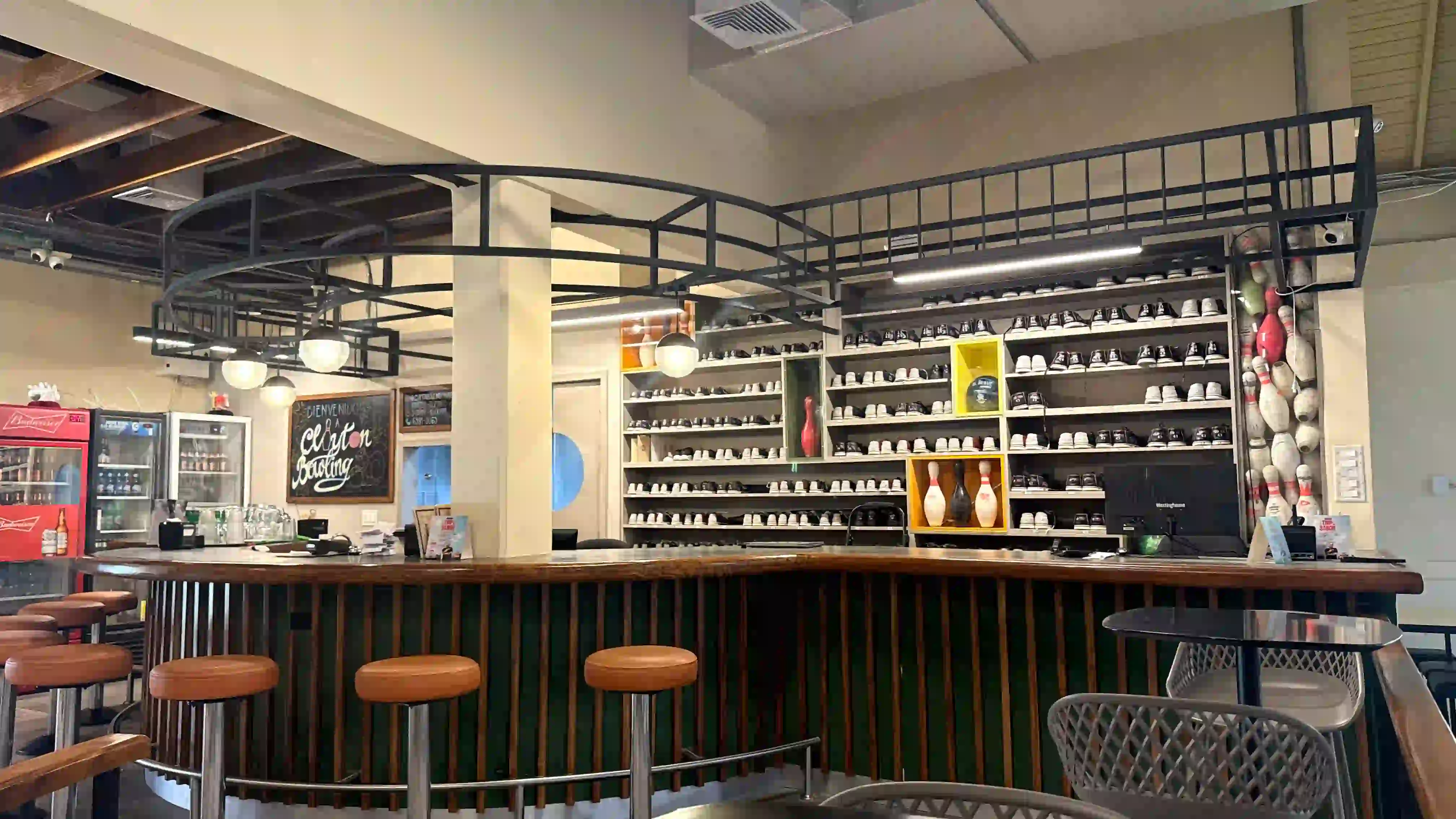 Bar y restaurante con comida gourmet en Clayton Bowling