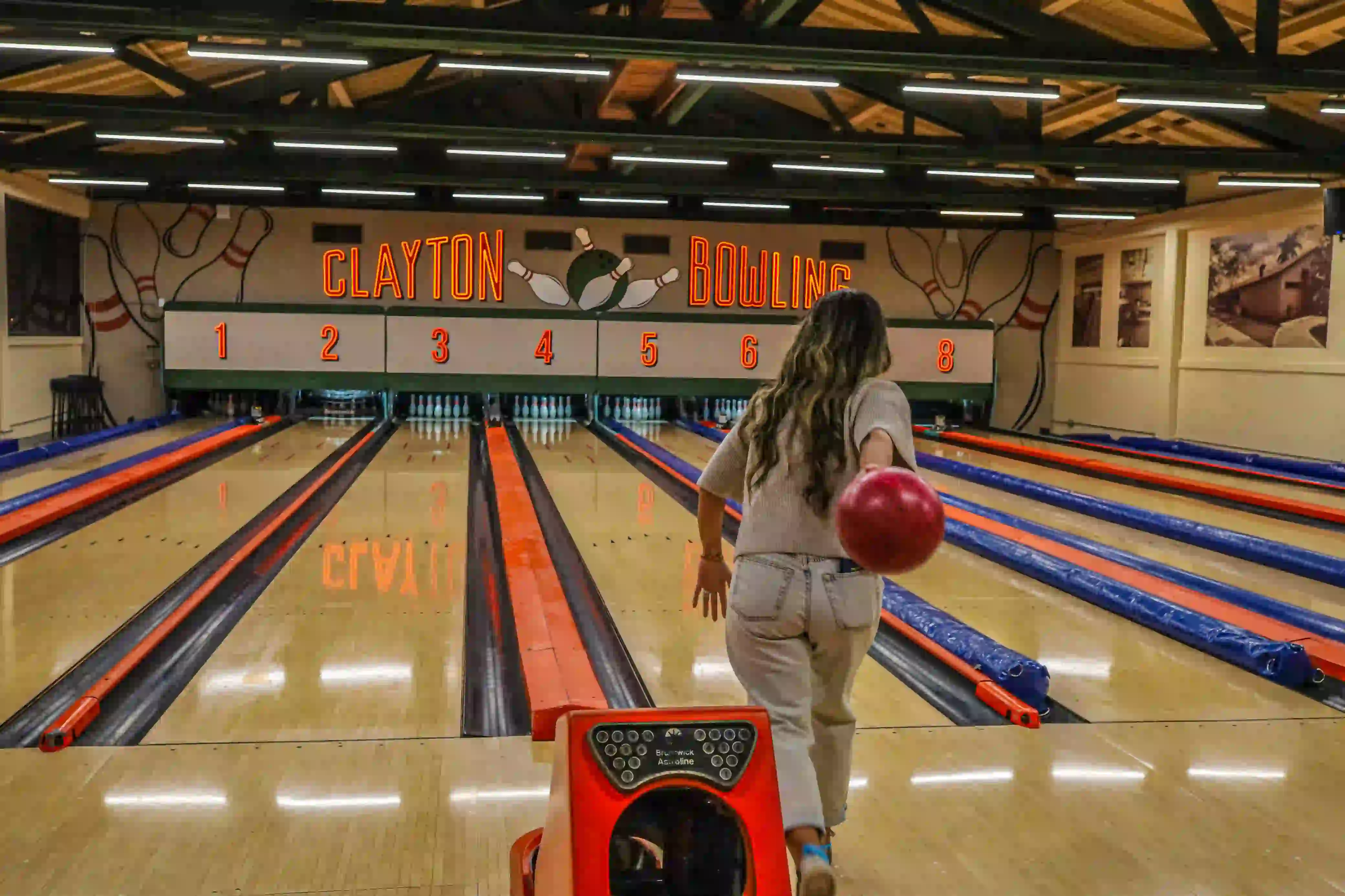 Pistas modernas de bowling con estilo retro en Clayton Bowling