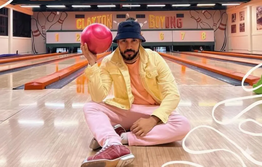 Ambiente vibrante Retro Chic en Clayton Bowling
